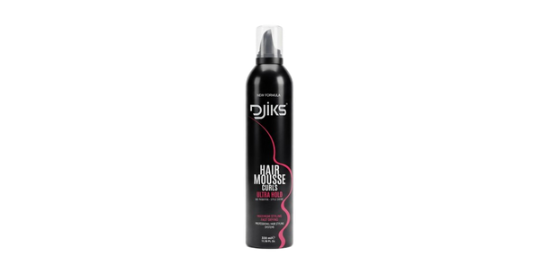 Comment appliquer une mousse coiffante sur des cheveux bouclés ?